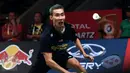 Pebulutangkis tunggal putra Malaysia, Lee Chong Wei berusaha menahan pukulan bola Marc Zwiebler di Total BWF World Championships 2015 di Istora Senayan Jakarta, Rabu (12/8/2015). Lee Chong Wei unggul 21-14, 17-21, 21-8. (Liputan6.com/Helmi Fithriansyah)