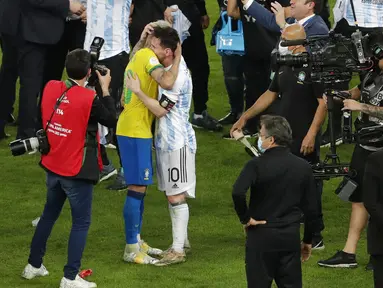 Penyerang Argentina, Lionel Messi memeluk pemain Brasil, Neymar pada pertandingan final Copa America 2021 di stadion Maracana di Rio de Janeiro, Brasil, Minggu (11/7/2021). Argentina menang 1-0.  (AP Photo/Silvia Izquierdo)