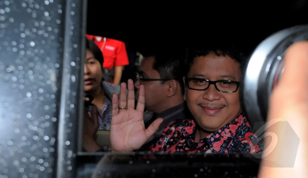 Hasto melambaikan tangan kepada wartawan usai menyerahkan bukti kepada KPK terkait  pertemuan Abraham Samad dengan PDIP kepada KPK, Jakarta, Senin (9/2/2015). (Liputan6.com/Faisal R Syam)