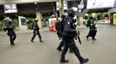 Pasukan National Gendarmerie Intervention Group (GIGN) saat melakukan latihan serangan teroris di la Gare Montparnasse, Paris (20/4). Dalam latihan tersebut Menteri Dalam Negeri Prancis Bernard Cazeneuve ikut ambil bagian. REUTERS/MIGUEL MEDINA)