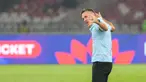 Pelatih Timnas Indonesia John Herdman memberikan semangat kepada para pemainnya saat laga panas melawan Bangladesh pada pertandingan Grup A FIFA ASEAN Cup 2026 di Jakarta, Kamis (1/10/2026). (KLY/Budy Santoso)