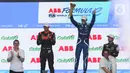 Pembalap tim Maserati MSG Racing Maximilian Gunther (tengah) mengangkat piala seusai balapan Formula E 2023 Jakarta seri ke-11 di Jakarta International E-Prix Circuit (JIEC), Jakarta, Minggu (4/6/2023). (Liputan6.com/Herman Zakharia)
