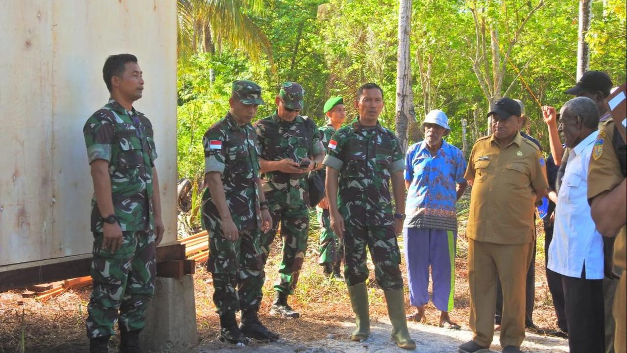 Rombongan meninjau langsung pembangunan sasaran fisik TMMD ke-117 berupa pembangunan 10 unit rumah dan PAUD serta rehabilitasi 5 unit rumah warga dan 1 rumah ibadah (gereja).