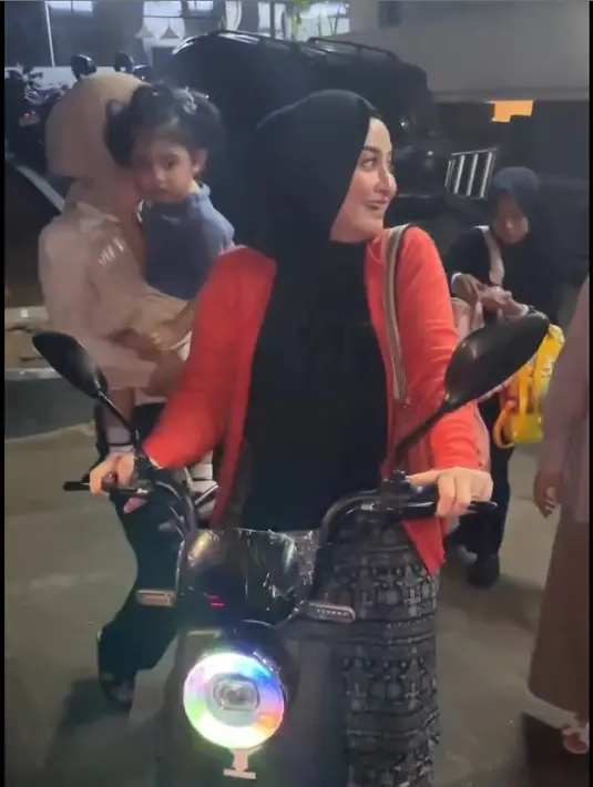 Lesti membawa motor listrik karena rumahnya tidak jauh dari rumah Aurel dan Atta. "Bisa-bisanya mentang-mentang 5 langkah naik motor, @lestikejora @shaniaindrya," tulis Kesha Ratuliu. [instagram/aurelie.hermansyah/kesharatuliu05]