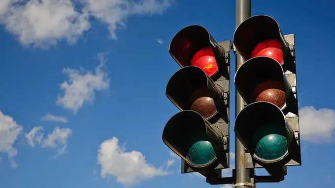 5 Hal Menyebalkan yang Biasa Terjadi di Lampu Lalu Lintas