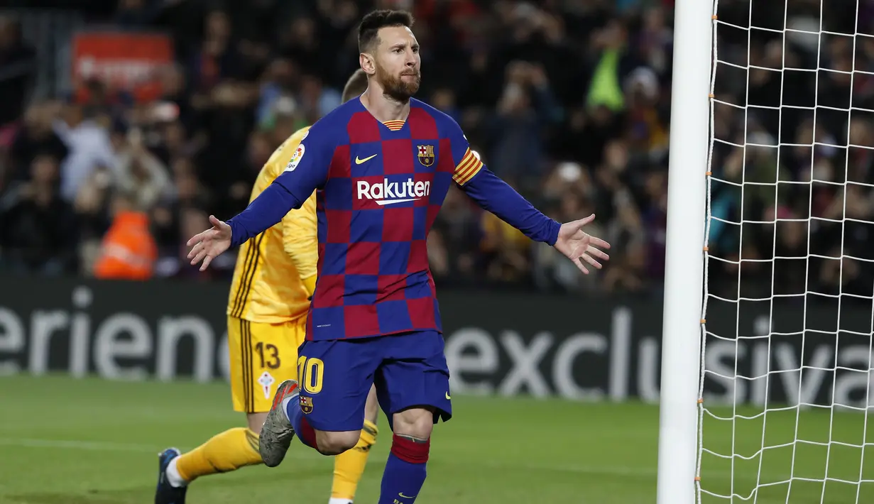 Penyerang Barcelona, Lionel Messi berselebrasi usai mencetak gol ke gawang Celta Vigo pada pertandingan lanjutan La Liga Spanyol di stadion Camp Nou (9/11/2019). Messi mencetak hattrick dipertandingan ini dan mengantar Barcelona menang telak 4-1 atas Vigo. (AP Photo/Joan Monfort)
