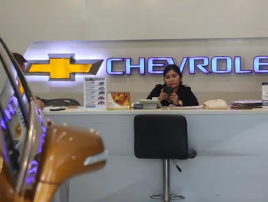 Pegawai menunggu pembeli di show room penjualan mobil Chevrolet, Jakarta, Rabu (30/10/2019). General Motors (GM) akan menghentikan penjualan Chevrolet di pasar domestik Indonesia pada akhir Maret 2020. (Liputan6.com/Angga Yuniar)