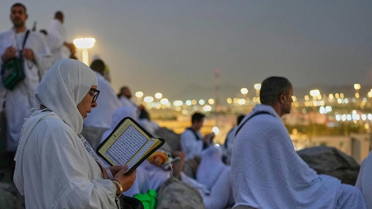 FOTO: Khusyuk Jemaah Haji Berdoa di Jabal Rahmah