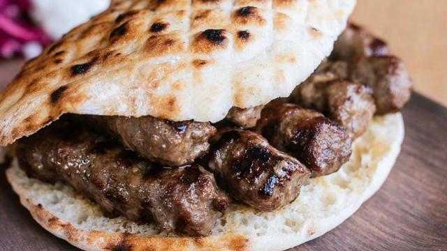 ćevapi makanan yang terkenal di Bosnia dan Hezegovina