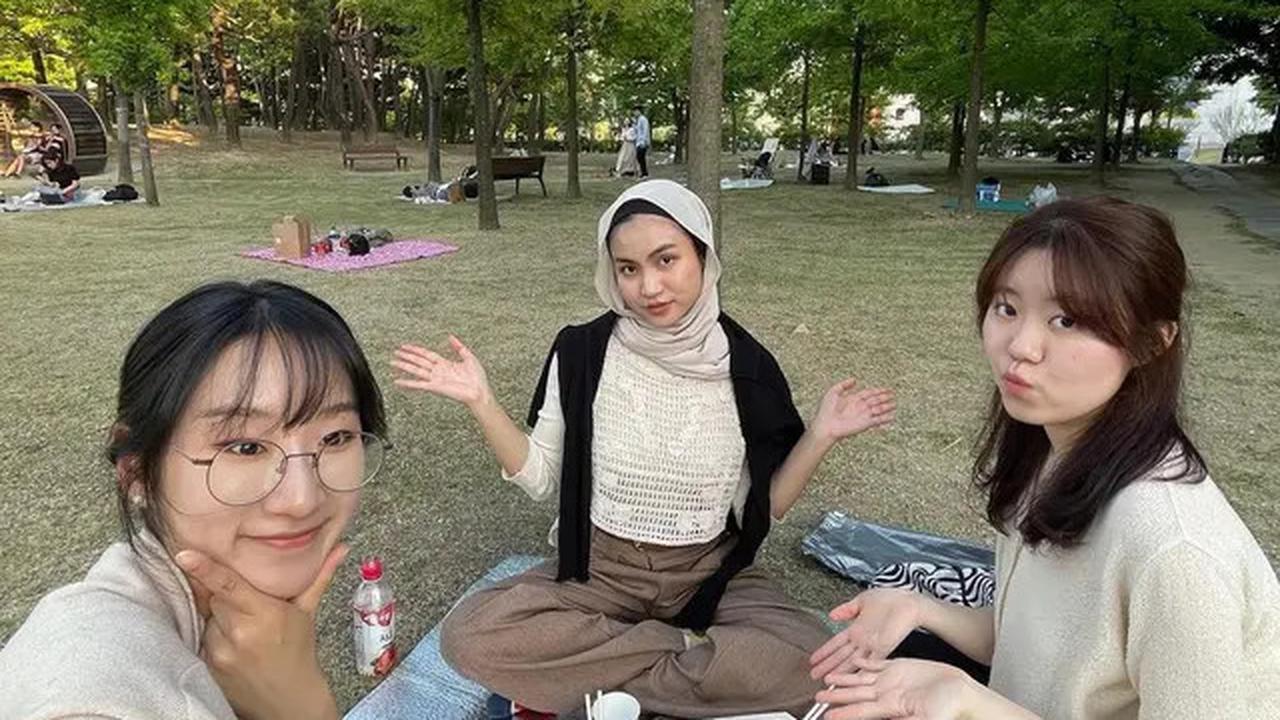 8 Inspirasi Outfit Kuliah ala Xaviera Putri yang Menarik Perhatian