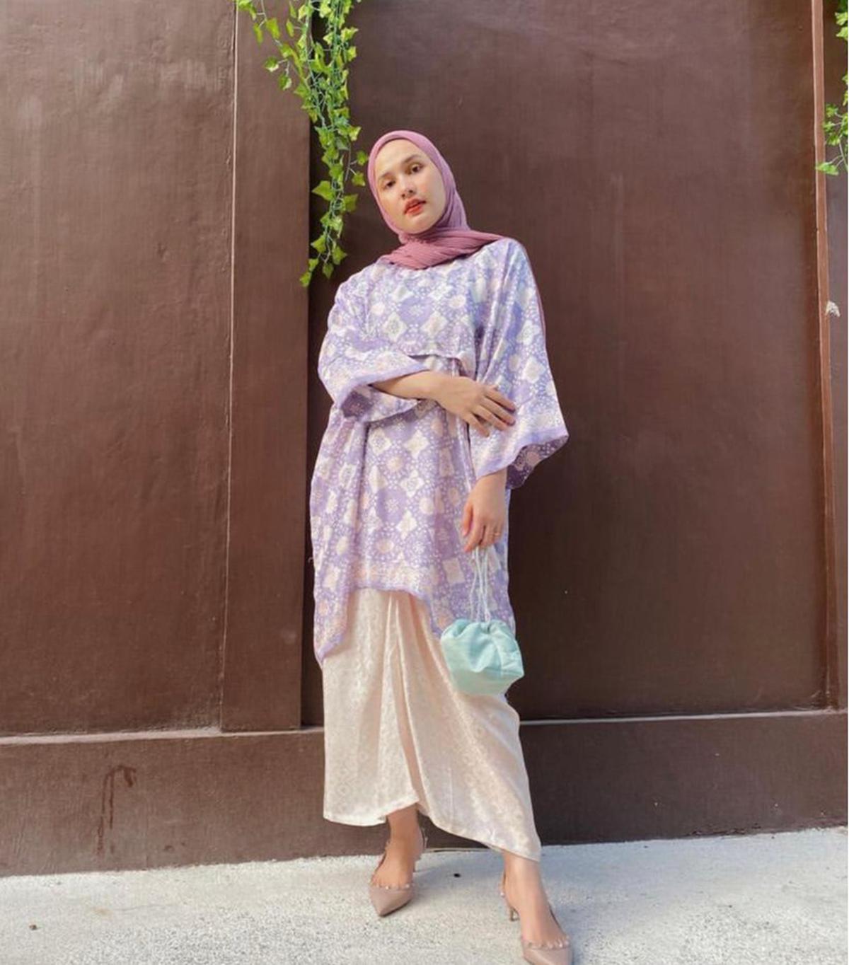 6 Ide Padu Padan Tunik Batik dari Tissa Biani hingga Adelia Pasha