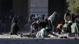 Warga Palestina bentrok dengan pasukan keamanan Israel di Kompleks Masjid Al Aqsa, Kota Tua Yerusalem, 15 April 2022. (AP Photo/Mahmoud Illean)