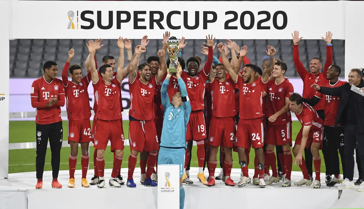 Pemain Bayern Munchen merayakan juara Piala Super Jerman 2020 usai mengalahkan Borussia Dortmund di Allianz Arena, Kamis (1/10/2020) dini hari WIB. Bayern Munchen menang 3-2 atas Borussia Dortmund. (Sven Hoppe/Pool via AP)