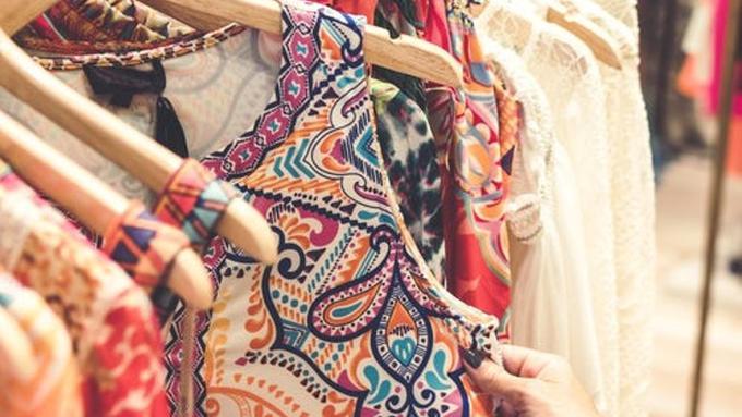 4 Inspirasi Gaya Pakai Batik  ke Kantor Fashion Fimela com