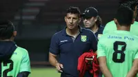 Pemain Persebaya Digembleng Fisik di Pantai Sanur