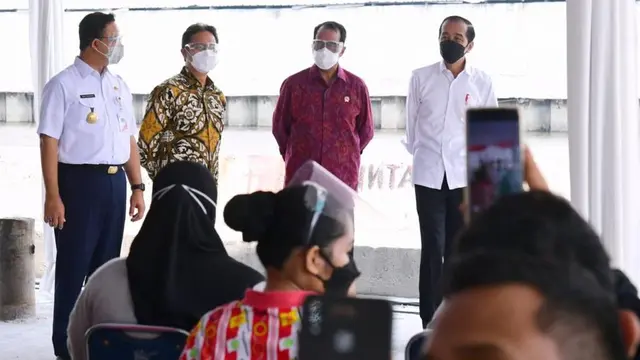 Presiden Joko Widodo (Jokowi) meninjau pelaksanaan vaksinasi Covid-19 massal di Terminal Bus Kampung Rambutan, Jakarta,  Kamis (10/6/2021).