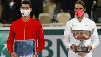 Rafael Nadal (kanan) juara French Open 2020 usai mengalahkan Novak Djokovic (kiri). (AP Photo/Michel Euler)