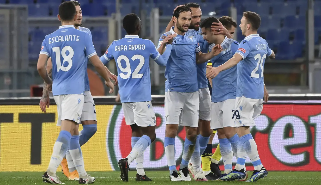 Gelandang Lazio, Marco Parolo (tengah) berselebrasi dengan rekan-rekannya usai mencetak gol ke gawang Parma pada pertandingan babak 16 besar Coppa Italia di Stadion Olimpiade Roma di Roma, Italia, Jumat (22/1/2021). Lazio menang atas Parma 2-1. (Alfredo Falcone/LaPresse via AP)