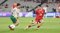 Bulgaria memilih bertahan rapat dan memaksa Timnas Indonesia bermain melebar. Tampak dalam foto, pemain Timnas Indonesia, Justin Hubner (kanan) berusaha menahan pergerakan Christian Stoyanov (Bulgaria), pada laga final FIFA Series 2026 di Stadion Utama Gelora Bung Karno (SUGBK), Jakarta, Senin (30/3/2026) malam WIB. (Bola.com/Abdul Aziz)