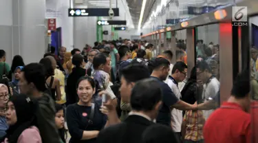 Kepadatan warga saat mengikuti uji coba publik MRT di Stasiun Bundaran HI, Jakarta, Minggu (17/3). Akibat tingginya antusiasme warga, PT MRT menambah kuota penumpang dari 28.800 orang per hari menjadi 50 ribu orang per hari. (merdeka.com/Iqbal S Nugroho)