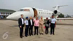 Menko Kemaritiman Rizal Ramli bersama Menteri Kelautan dan Perikanan Susi Pudjiastuti bersiap menaiki pesawat Boeing Maritime Surveillance Aircraft (MSA) N614BA di Lanud Halim Perdanakusuma, Jakarta, Rabu (4/11). (Liputan6.com/Immanuel Antonius)