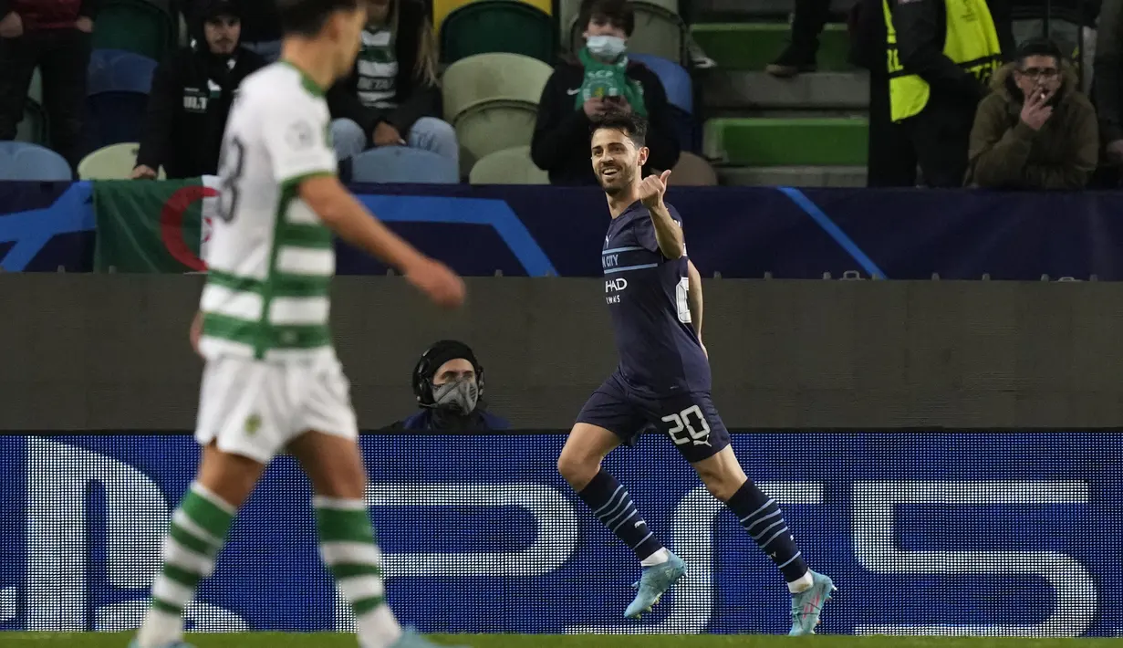 Gelandang Manchester City Bernardo Silva merayakan gol keempat timnya yang dicetak ke gawang Sporting Lisbon pada leg pertama 16 besar Liga Champions di Estadio Jose Alvalade, Rabu (16/2/2022) dini hari WIB.  Manchester City mampu mengalahkan tuan rumah Sporting CP 5-0. (AP Photo/Armando Franca)