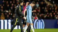 Bek Manchester City John Stones mengalami cedera saat laga melawan Hull City di Stadion KCOM, Hull, Senin (26/12/2016). (Reuters/Ed Sykes)