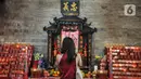 Warga keturunan Tionghoa saat melakukan sembahyang Tahun Baru Imlek 2573 Kongzili di Vihara Amurva Bhumi, Jakarta, Selasa (1/2/2022). Pengurus Vihara Amurva Bhumi menerapkan protokol kesehatan dalam kegiatan sembahyang Imlek guna mencegah penularan Covid-19. (merdeka.com/Iqbal S Nugroho)