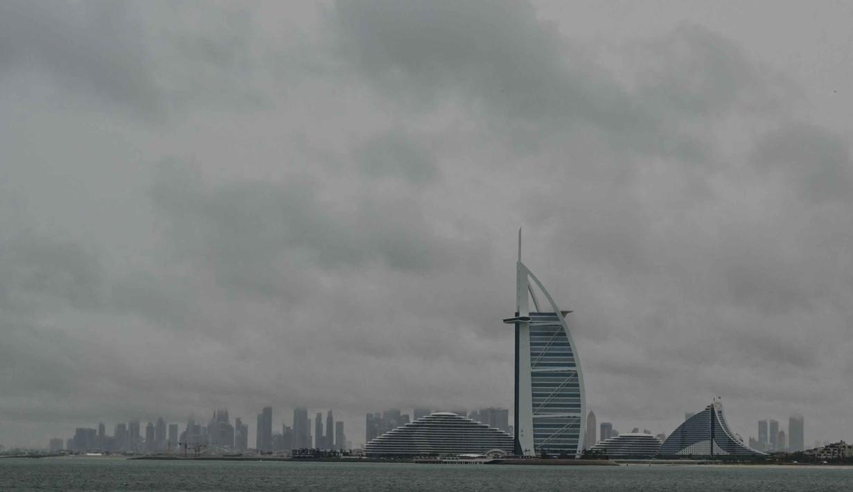 Awan tebal memenuhi langit di atas menara Burj Al-Arab di Dubai, Uni Emirat Arab, pada tanggal 2 Mei 2024. (Giuseppe CACACE/AFP)
