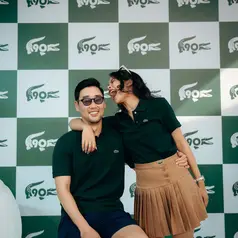 Momen lain memperlihatkan keduanya kompak kenakan kaus polo warna hijau army.  [@maudyayunda/@jessechoi_]