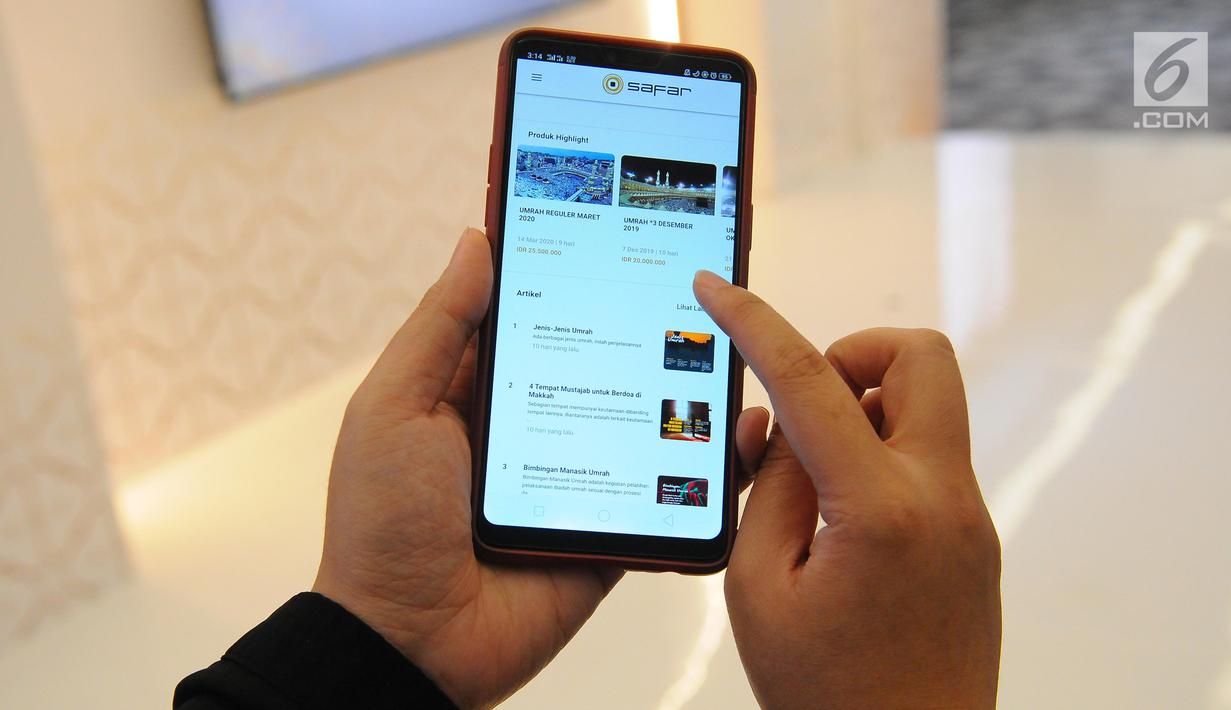 Seseorang sedang mengakses aplikasi Safar dari telepon genggam saat soft launching di Jakarta, Kamis (2/5/2019). Melalui aplikasi Safar, calon jemaah bisa mencari paket umrah yang lebih murah dengan membandingkan beberapa biro travel yang tersedia. (Liputan6.com/Angga Yuniar)