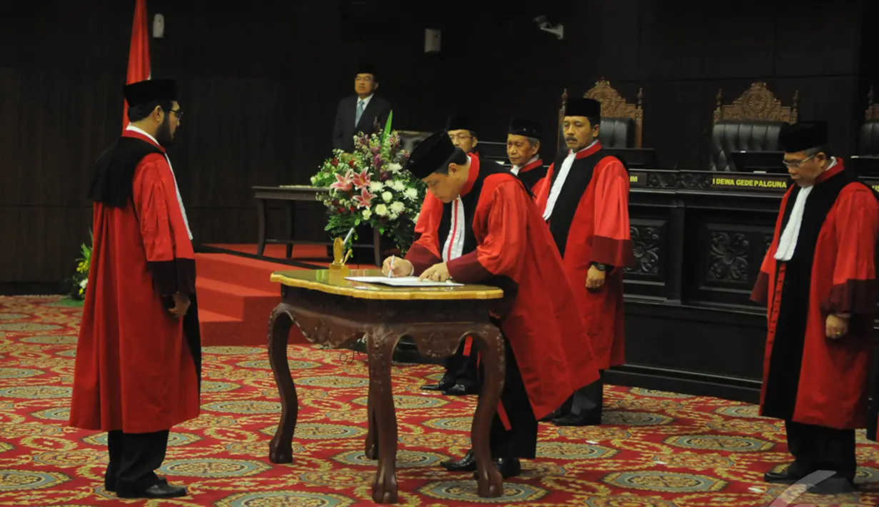 Ketua Mahkamah Konstitusi (MK)  Arief Hidayat saat menandatangani surat pengangkatan sebagai Ketua Mahkamah Konstitusi (MK), Jakarta, Selasa (14/1/2015). (Liputan6.com/Herman Zakharia)