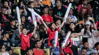 Para suporter cilik menyaksikan laga perebutan peringkat ketiga Piala Presiden 2024 antara Persis Solo menghadapi Persija Jakarta di Stadion Manahan, Solo, Sabtu (3/8/2024). (Bola.com/Bagaskara Lazuardi)