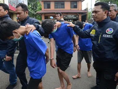Tiga tersangka perkara kasus pengedaran narkoba jenis shabu dan psikotopika golongan IV serta obat daftar G pada sebuah sekolah berinisial AN, DL, CP dibawa petugas di Polres Jakarta Barat, Selasa (15/1). (Merdeka.com/Imam Buhori)