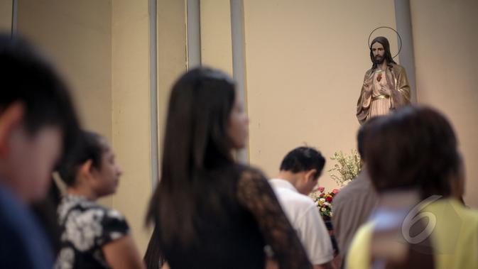 Sejumlah umat Kristiani melakukan ibadah misa kenaikan Yesus Kristus atau Kenaikan Isa Almasih di Gereja Katedral, Jakarta, Kamis (14/5/2015). (/Faizal Fanani)