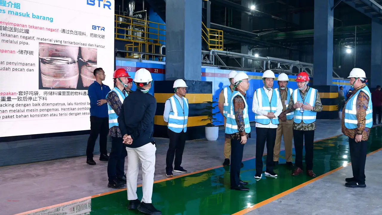 Presiden Joko Widodo Resmikan Pabrik Bahan Anoda Baterai Lithium EV (Setneg)