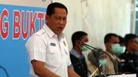 Kepala BNN Budi Waseso memberi keterangan saat pemusnahan barang bukti narkotika di Bandara Soekarno Hatta, Banten, Kamis (28/12). Dalam pemusnahan narkotika tersebut hadir juga Menko Polhukam Wiranto. (Liputan6.com/JohanTallo)