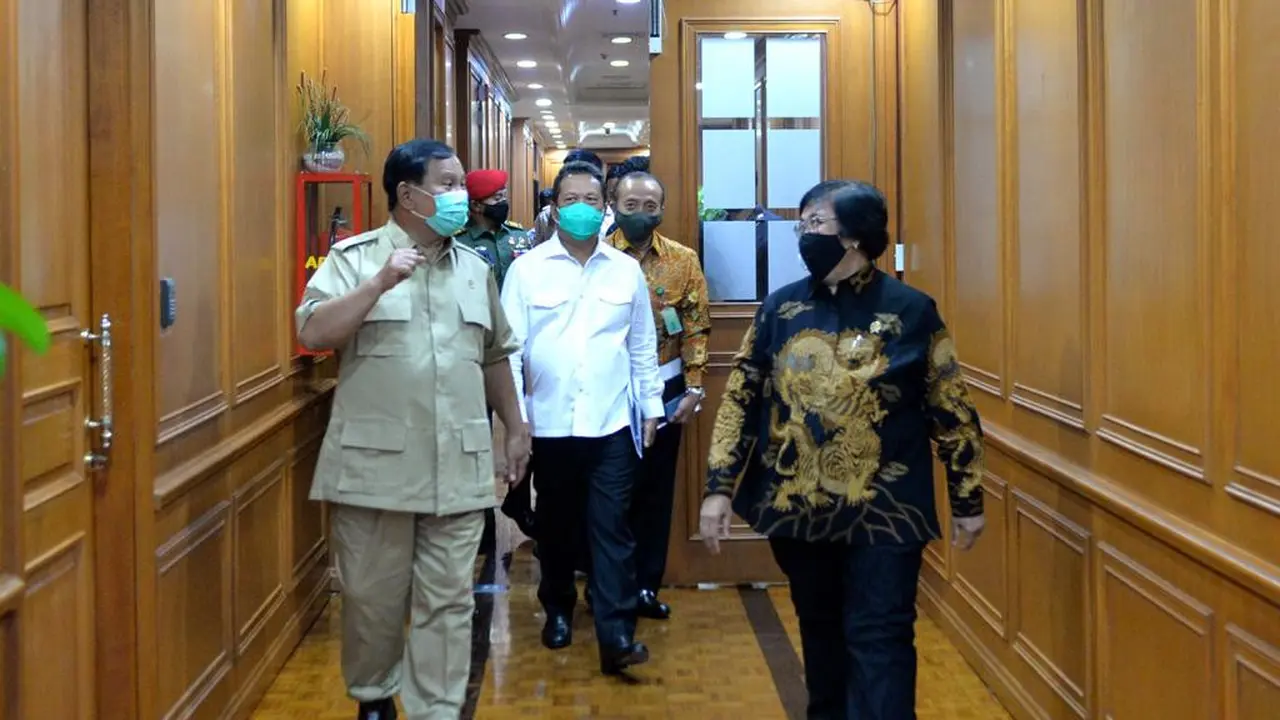 Menhan Prabowo Subianto didampingi Wamenhan Sakti Wahyu Trenggono bertemu dengan Menteri LHK Siti Nurbaya Bakar.