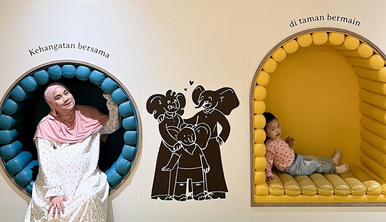 Potret Anisa Rahma bareng salah satu anak kembarnya. Lahir kembar identik yang perbedaan waktunya hanya 1 menit, netizen masih sulit membedakan Alma dan Alsha. Hamil besar, kecantikan Anisa Rahma semakin terpancar. Disebut sebagai keluarga panutan, tak sedikit netizen yang mendoakan keluarga kecil mantan anggota Cherryebelle ini selalu langgeng. (Liputan6.com/IG/@anisarahma_12)