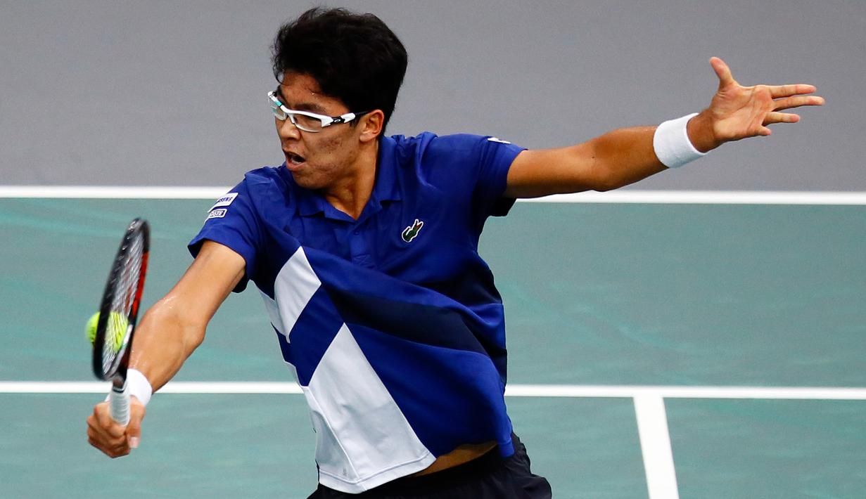 Petenis Korea Selatan, Hyeon Chung mengembalikan bola ke arah petenis Spanyol, Rafael Nadal pada babak kedua Paris Masters di Paris, Rabu (1/11). Nadal mengalahkan Chung 7-5, 6-3 dalam satu jam dan 48 menit. (AP/Francois Mori)