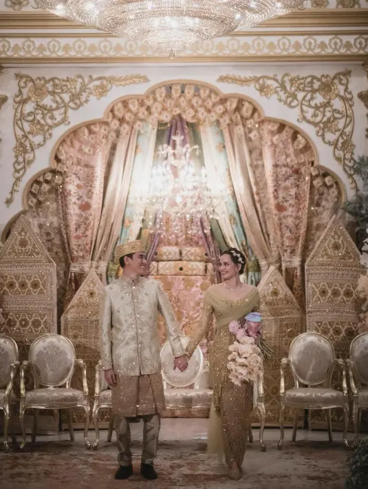 Pasangan tampil mengenakan kebaya dan beskap dengan sentuhan melayu lansiran @didietmaulana @svarna_byikatindonesia.  [Foto: IG/enzystoria].