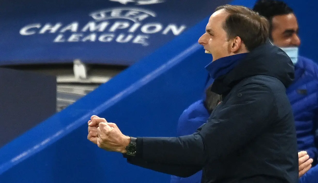 Pelatih Chelsea, Thomas Tuchel, melakukan selebrasi usai berhasil mengalahkan Real Madrid pada leg kedua semifinal Liga Champions, di Stadion Stamford Bridge, Kamis (06/05/2021). Chelsea menang dengan skor 2-0. (AFP/Glyn Kirk)