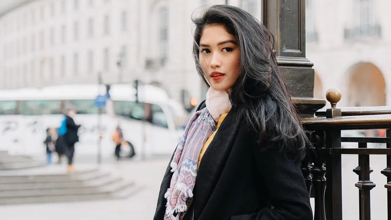 FOTO: Gaya Ochi Rosdiana Dalam Balutan Busana Hitam, Makin Menawan