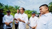 Presiden Jokowi mengecek jalan rusak di Labuhan Batu Utara, Sumut (Istimewa)