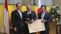Sofjan Wanandi (tengah) mendapat penghargaan 'The Order of Rising Sun, Gold and Silver Star' dari Pemerintah Jepang melalui  Dubes  Jepang untuk Indonesia, Yasuaki Tanizaki (kiri) dan Wapres Jusuf Kalla di Jakarta, (1/12). (Liputan6.com/Angga Yuniar)