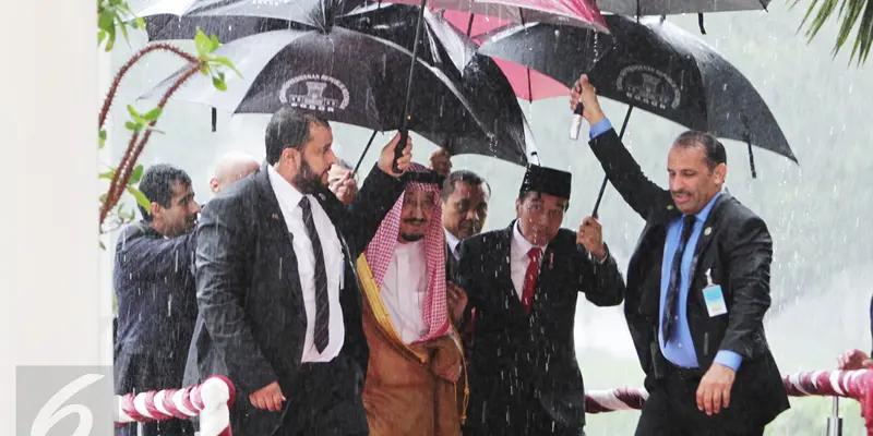 Di Bawah Hujan Deras, Jokowi Sambut Raja Salman