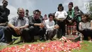 Aktor Reza Rahadian saat ziarah ke makam Benyamin Sueb di Karet Bivak, Jakarta, Jumat (26/1). Reza akan memainkan film garapan Hanung Bramantyo yang merupakan film legendaris Benyamin Sueb. (Liputan6.com/Faizal Fanani)