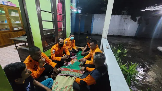 Tim SAR gabungan beristirahat usai melakukan pencarian seorang petani yang hilang terseret Sungai Cikawung, Cilacap. (Foto: LIputan6.com/Basarnas)