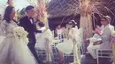 Wallace Huo dan Ruby Lin disambut dengan tepuk tangan meriah oleh tamu undangan yang hadir di acara pesta pernikahan mereka. (Instagram/rubylinfanspage)