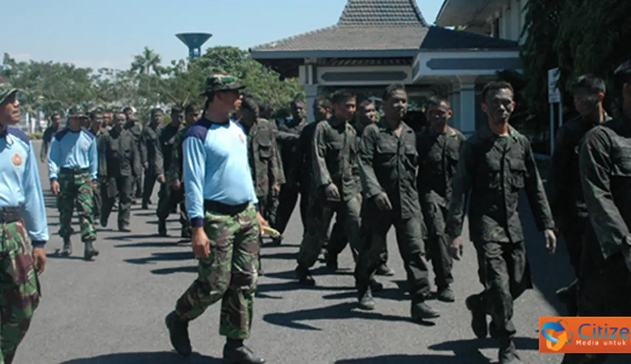 Citizen6, Surabaya: Komandan Kodikdukum Kolonel Laut (T) M. Simbolon, membuka orientasi Dikspespa, di lapangan Laut Seram Kodikdukum kesatrian Bumimoro Kobangdikal, Jumat,(20/7). (Pengirim: Penkobangdikal).